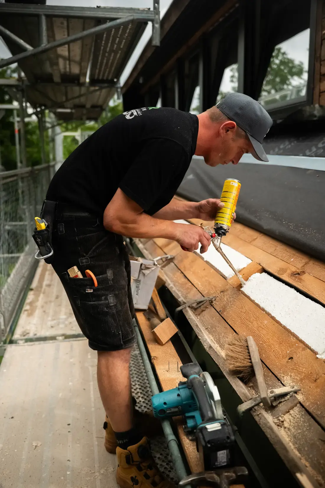 Dachdecker beim Aufbau der Dachkonstruktion auf dem Gerüst