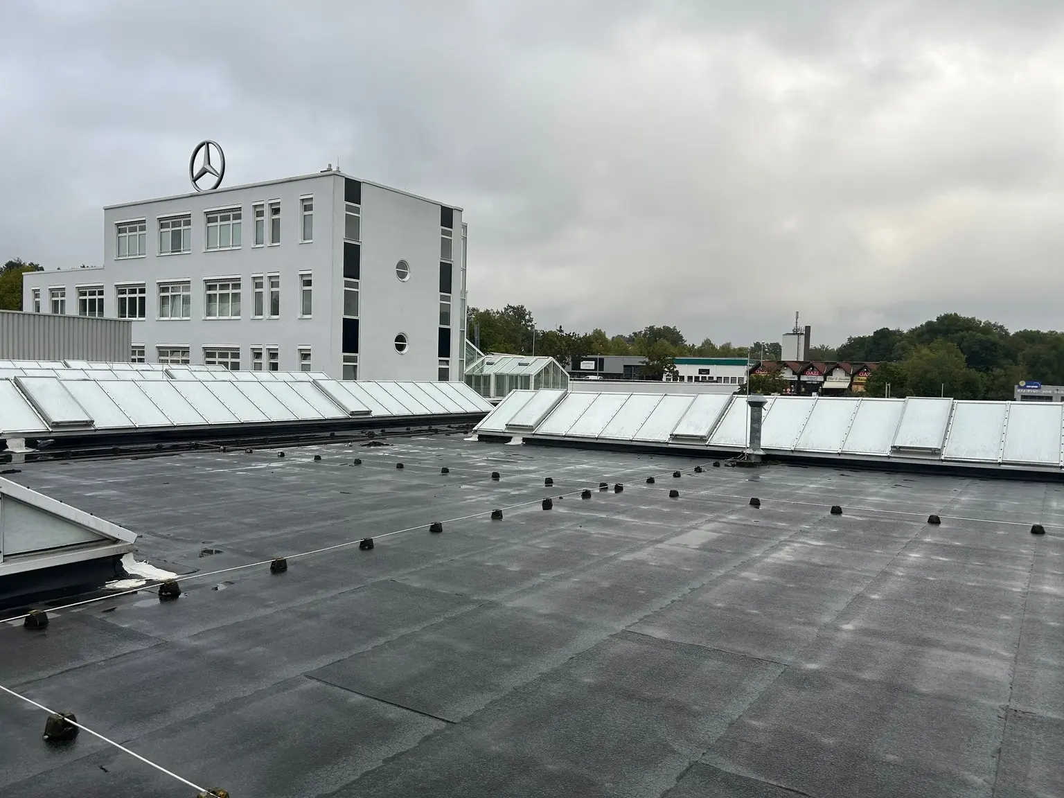 Autohaus Bender Coburg – Lichtbänder und Lichtkuppeln auf dem Flachdach