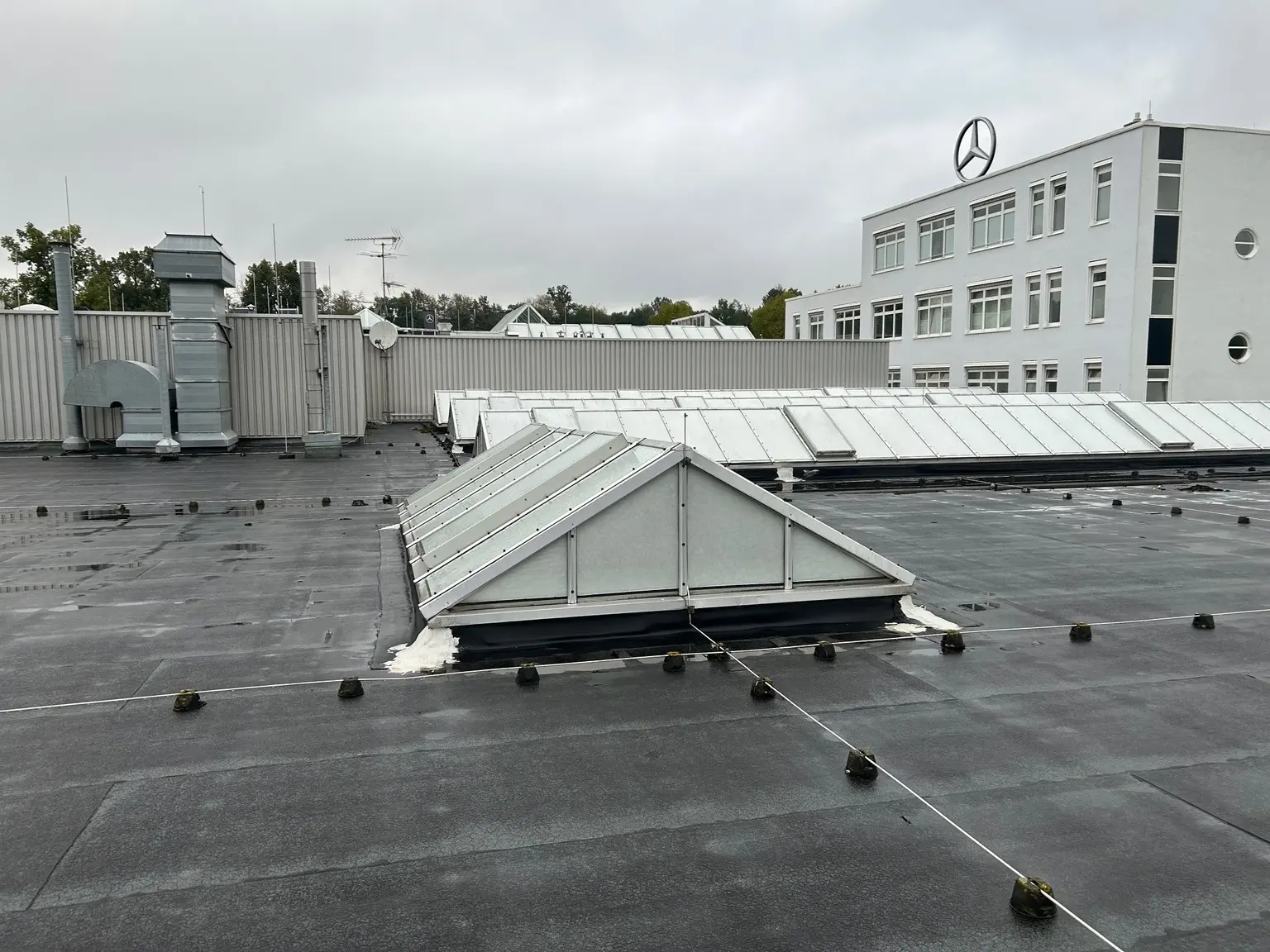 Autohaus Bender Coburg – Lichtkuppel auf der Flachdachfläche
