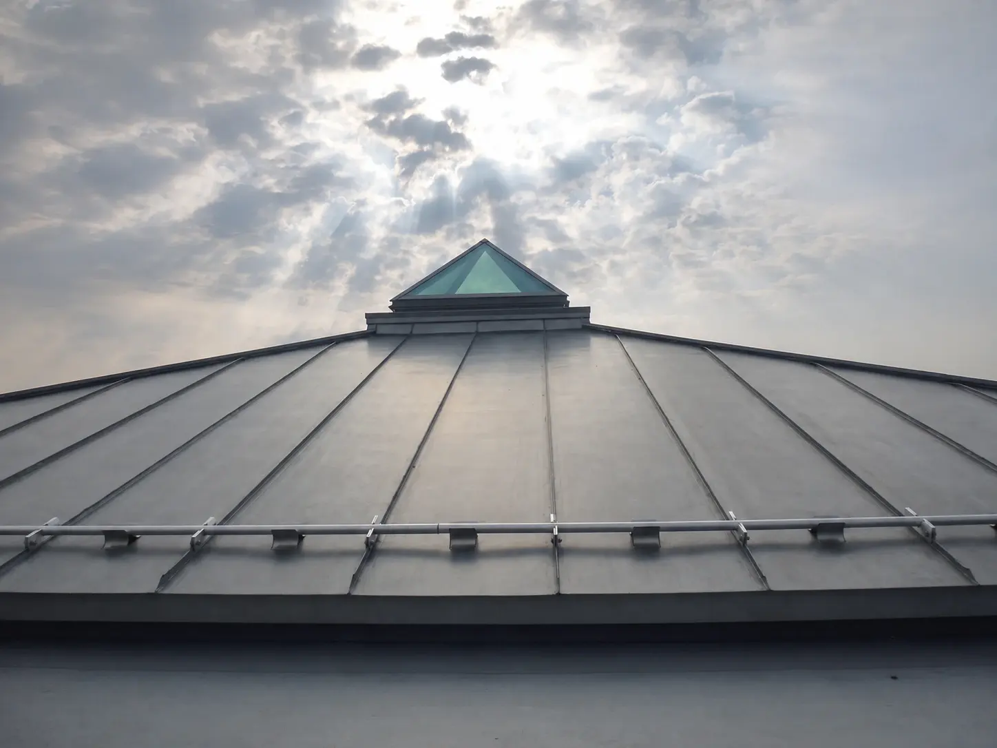 RÜB Lichtenfels – Titanzink-Pyramidendach mit Glaspyramide