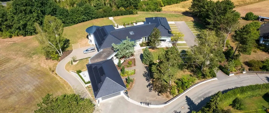 Traumvilla Untersiemau – Drohnenaufnahme der Dachlandschaft