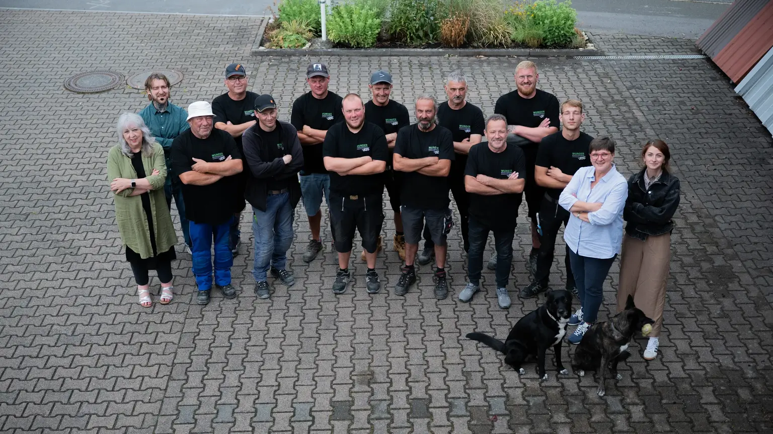 Das Team von Wunder Bedachungen — 15 Mitarbeiterinnen und Mitarbeiter auf dem Betriebshof in Coburg